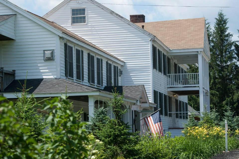 Layla'S Riverside Lodge West Dover Exterior photo